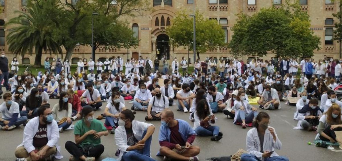 Los MIR catalanes protestando delante de la Consejería de Salud. (Foto. Metges de Catalunya)