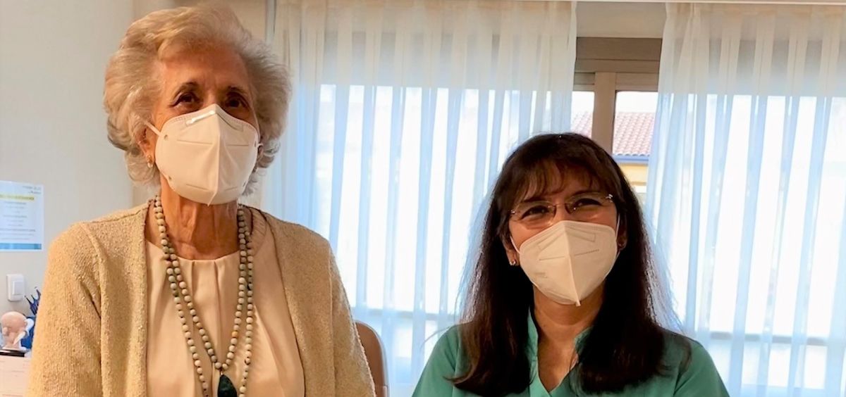 La enfermera Margarita Poma, especialista en el manejo de ostomías y heridas complejas del Hospital La Luz de Madrid, junto a una paciente (Foto. Quirónsalud)