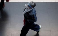 Una mujer protegida con pantalla protectora y mascarilla camina por un andén de la Estación de Príncipe Pío (Madrid) (Foto: Eduardo Parra - Europa Press)