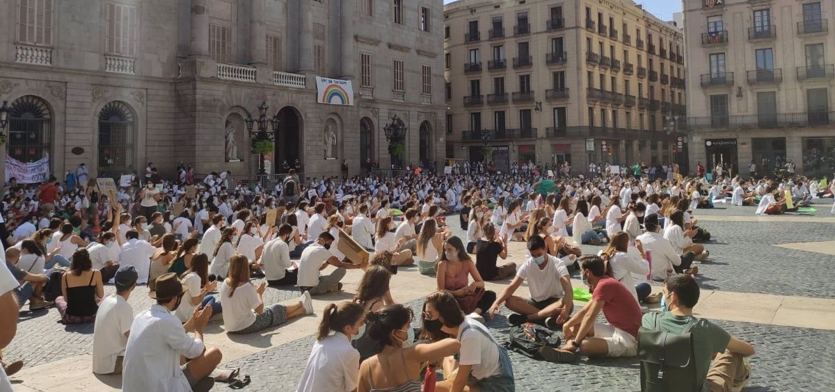 Concentración de Médicos Internos Residentes (MIR) en la plaza Sant Jaume de Barcelona. (Foto. EP)
