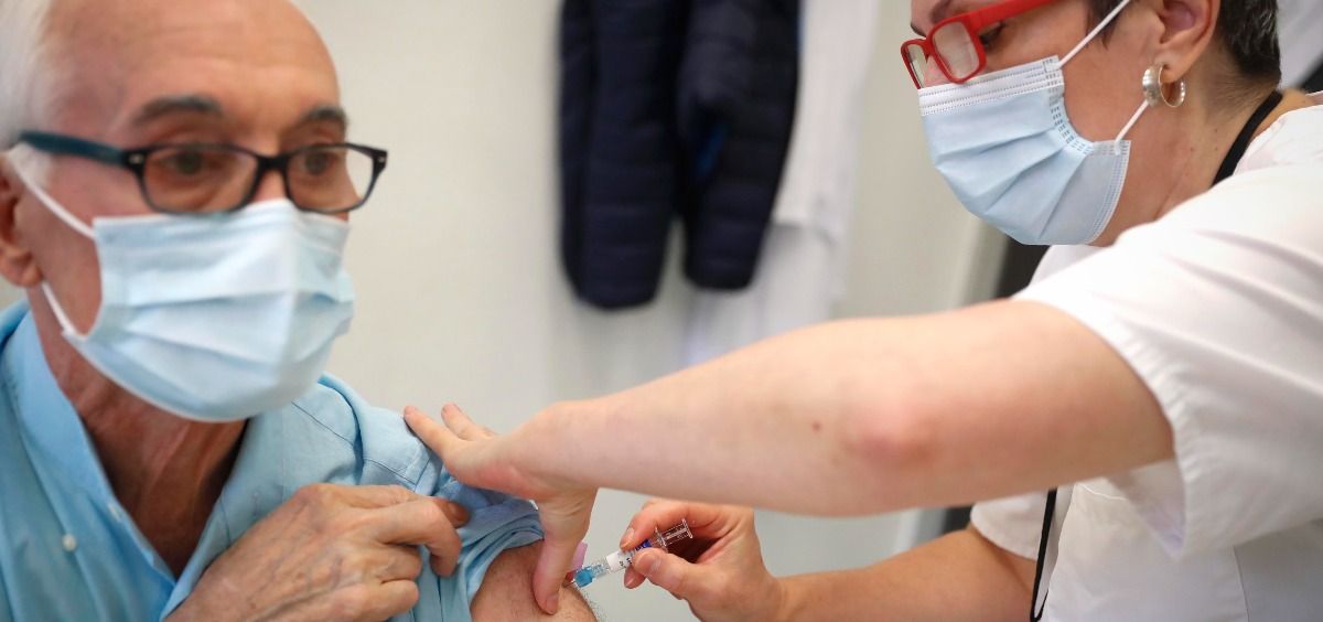 Enfermera poniendo una vacuna frente a la gripe a una persona mayor (Foto: CAM)