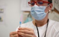 Una enfermera antes de poner una vacuna frente a la gripe (Foto: CAM)