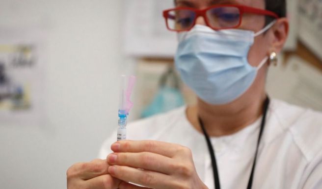 Una enfermera antes de poner una vacuna frente a la gripe (Foto: CAM)