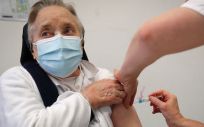 Una mujer mayor vacunándose frente a la gripe (Foto: CAM)