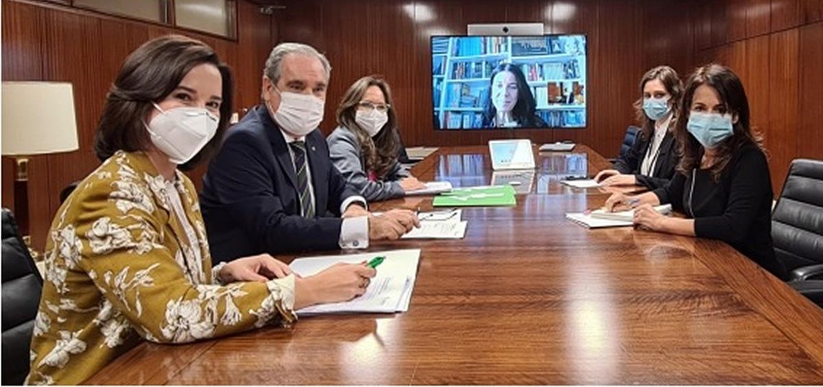 Reunión de Silvia Calzón con el presidente del Consejo General de Colegios Farmacéuticos, Jesús Aguilar (Foto. ConSalud)