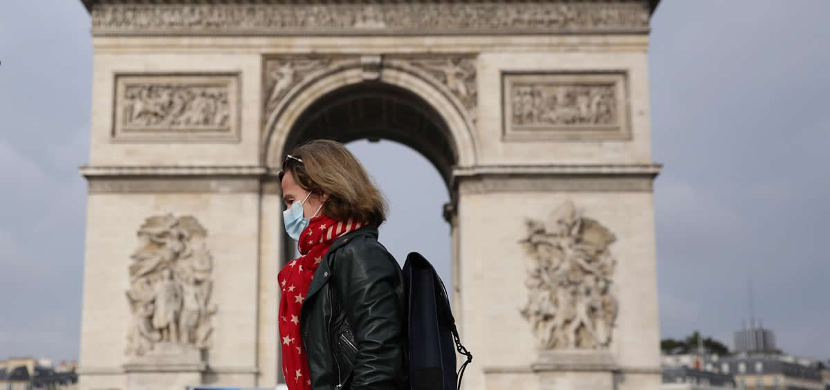 Una mujer con mascarilla ante el Arco del Triunfo de París (Foto. Gao Jing - Xinhua News)