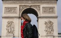 Una mujer con mascarilla ante el Arco del Triunfo de París (Foto. Gao Jing - Xinhua News)