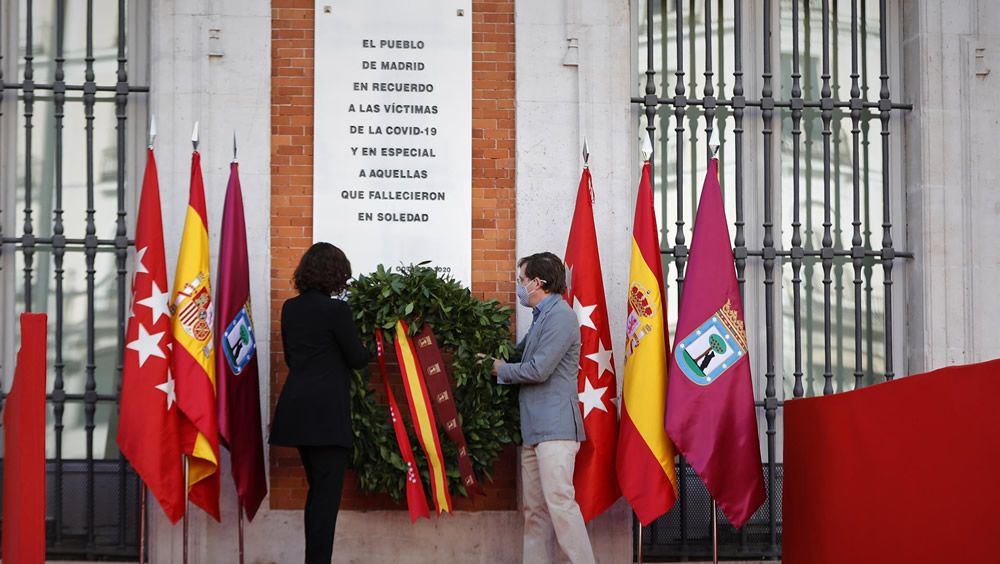Una placa en la Puerta del Sol por las víctimas de la Covid 19