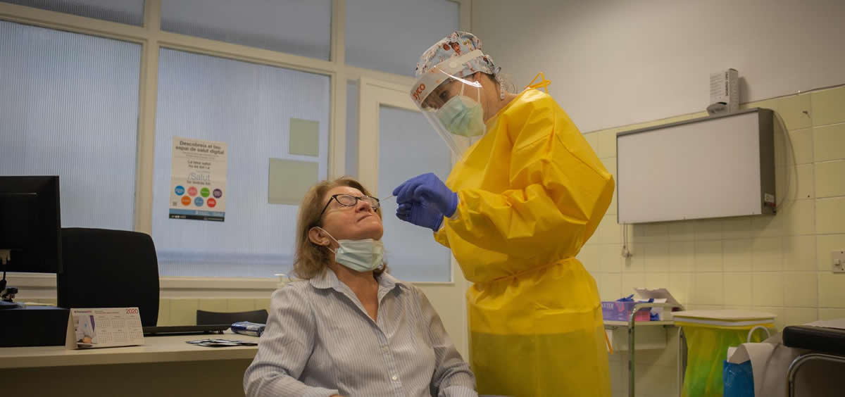 Una sanitaria realiza un test rápido de antígenos de detección de coronavirus a una doctora del Centro de Atención Primaria CAP Manso de Barcelona (Foto: David Zorrakino - Europa Press)