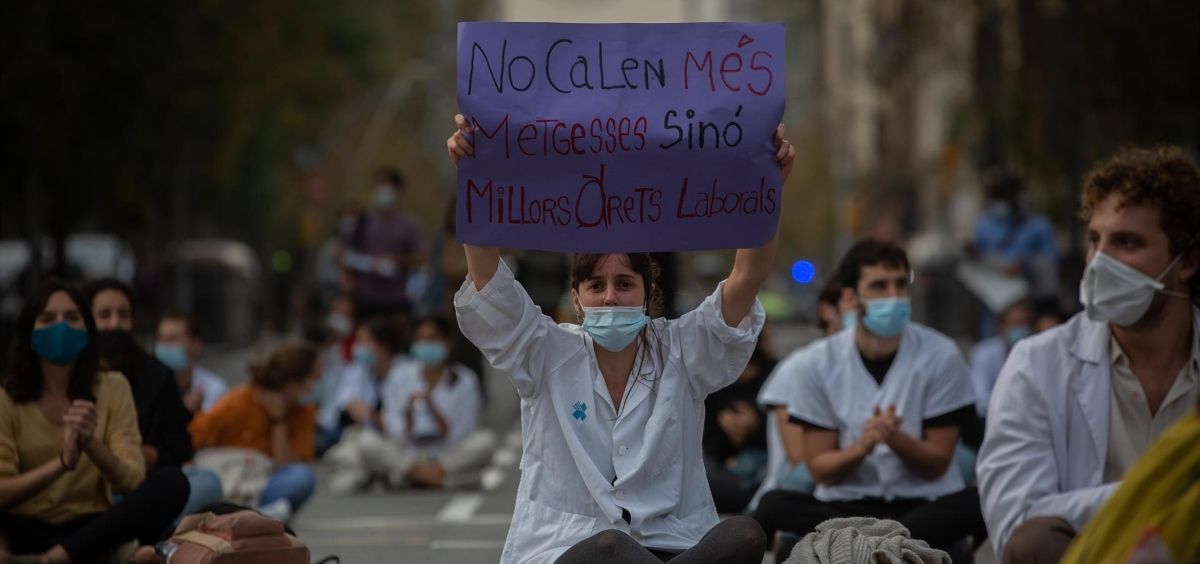 Una profesional sanitaria sostiene un cartel de protesta en una de las jornadas de huelga de los MIR en Cataluña. (David Zorrakino - Europa Press)