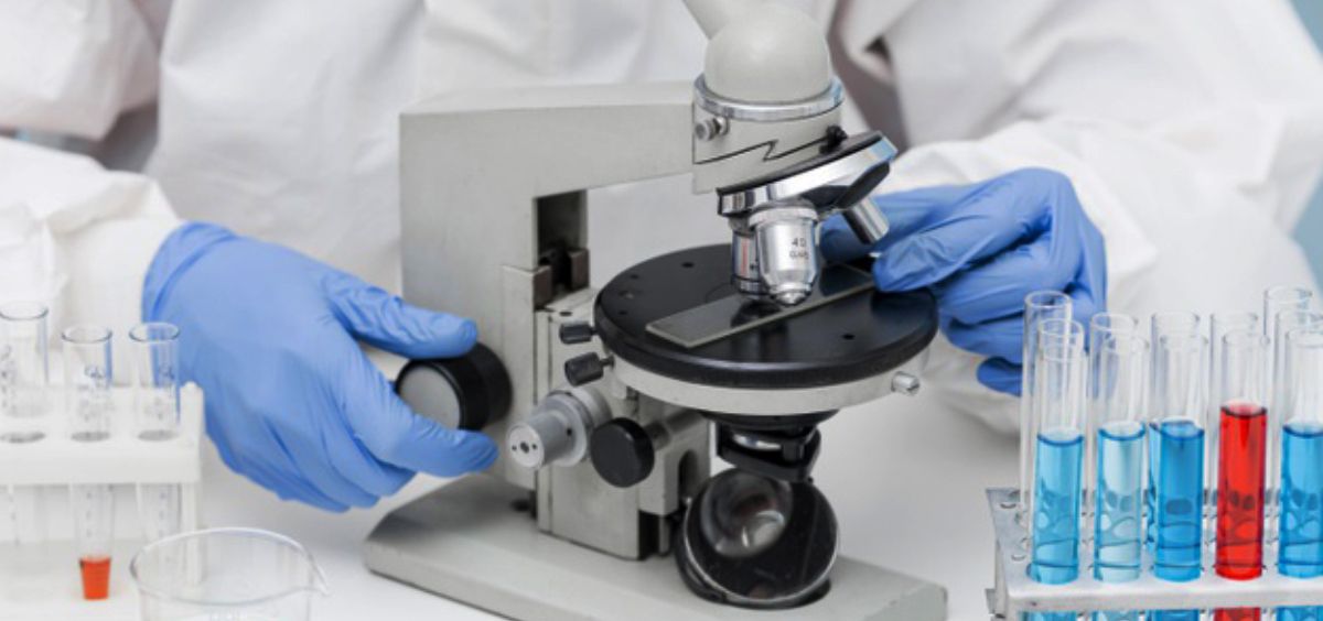 Científica analizando muestras en un microscopio (Foto. Freepik)