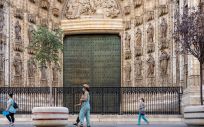 Paseantes por la puerta de la Anunciación de la Catedral de Sevilla en el primer día de uso obligatorio de mascarillas en Sevilla. (Foto. Eduardo Briones Europa Press)