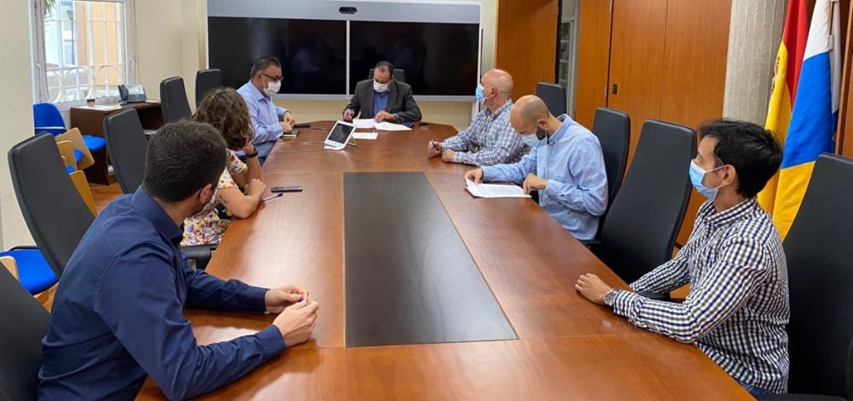 El consejero de Sanidad de Canarias, Blas Trujillo, y su equipo, durante la reunión con el comité de huelga MIR. (Foto. Gobierno de Canarias)