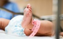 Imagen de un bebé recién nacido en un hospital. (Foto. Rawpixel)