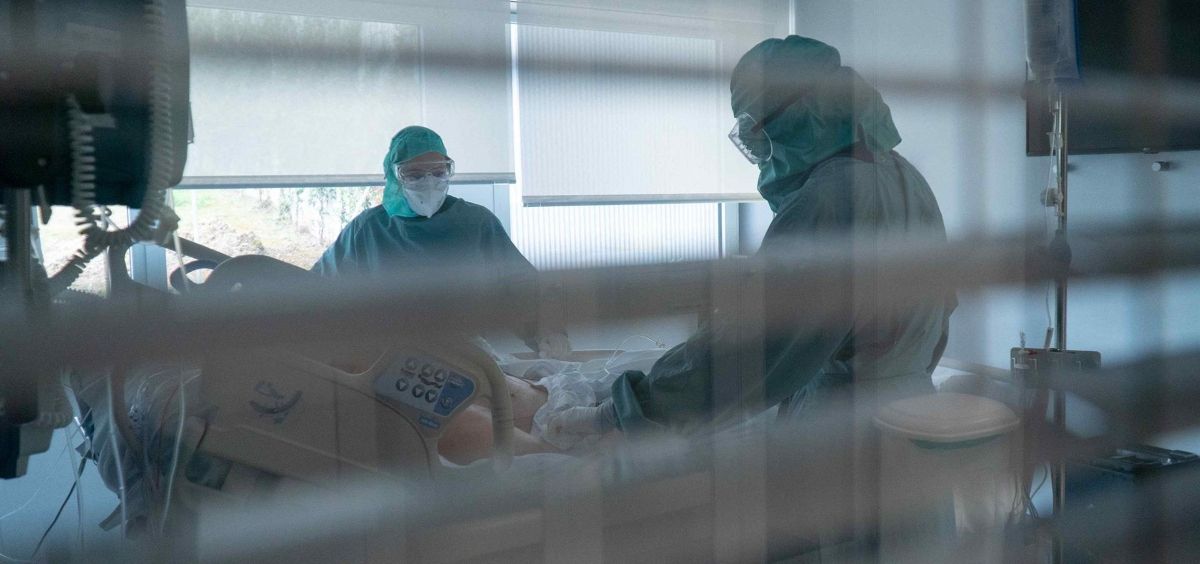 Profesionales sanitarios y paciente durante la pandemia (Foto. Universidad de Navarra)