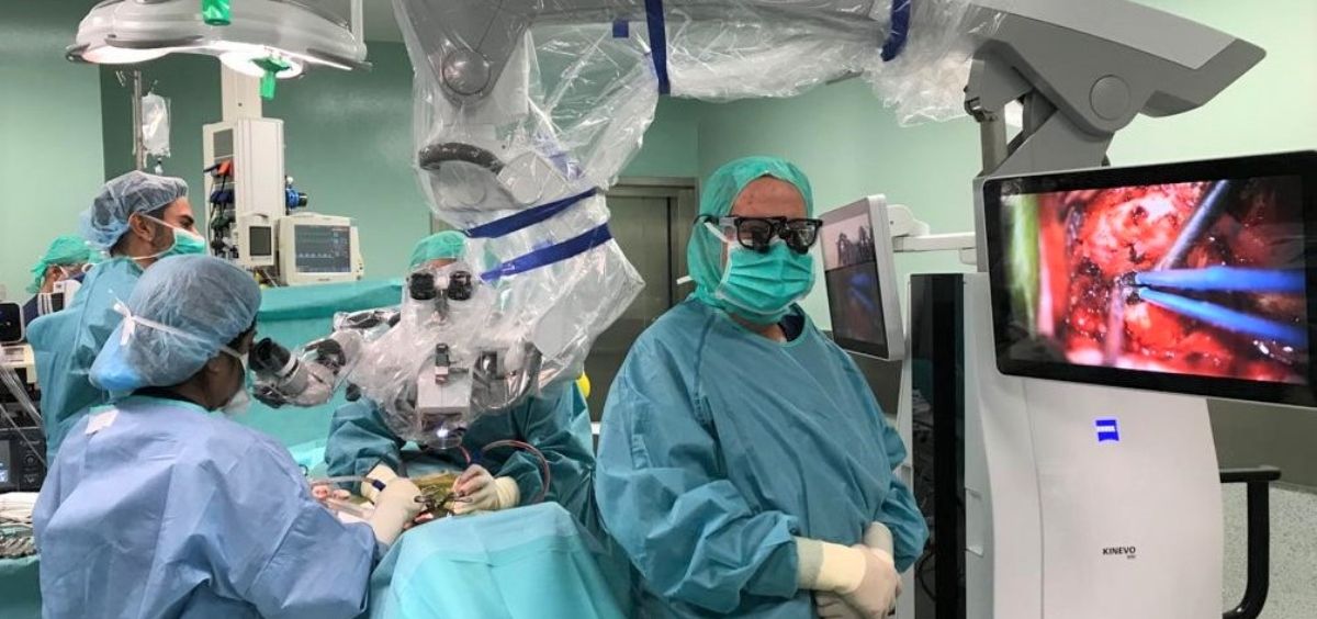 Los doctores Oliver, Gilete y Cano han estrenado el nuevo microscopio quirúrgico Kinevo 900 (Foto. Quirónsalud)