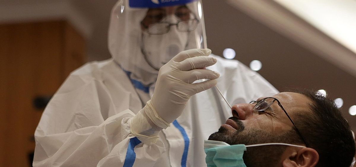 Un doctor realiza una prueba de coronavirus a un hombre en Líbano (Foto. Marwan Bou HaidarAPA Images via  DPA   Archivo)