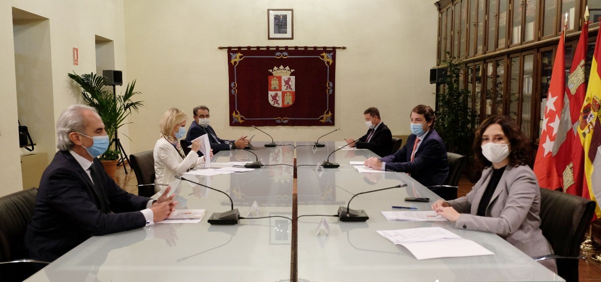 Imagen de la reunión mantenida entre los presidentes autonómicos de Madrid, Castilla y León y Castilla-La Mancha. (Foto. @jcyl)