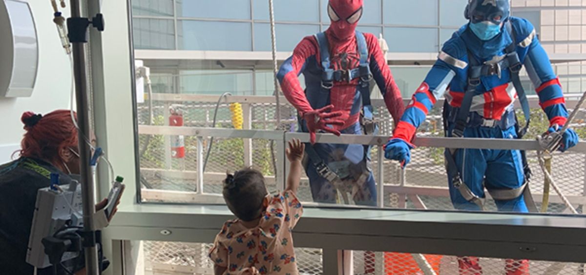 Un niño ve a sus superhéroes favoritos desde el hospital (Foto. UCLA)