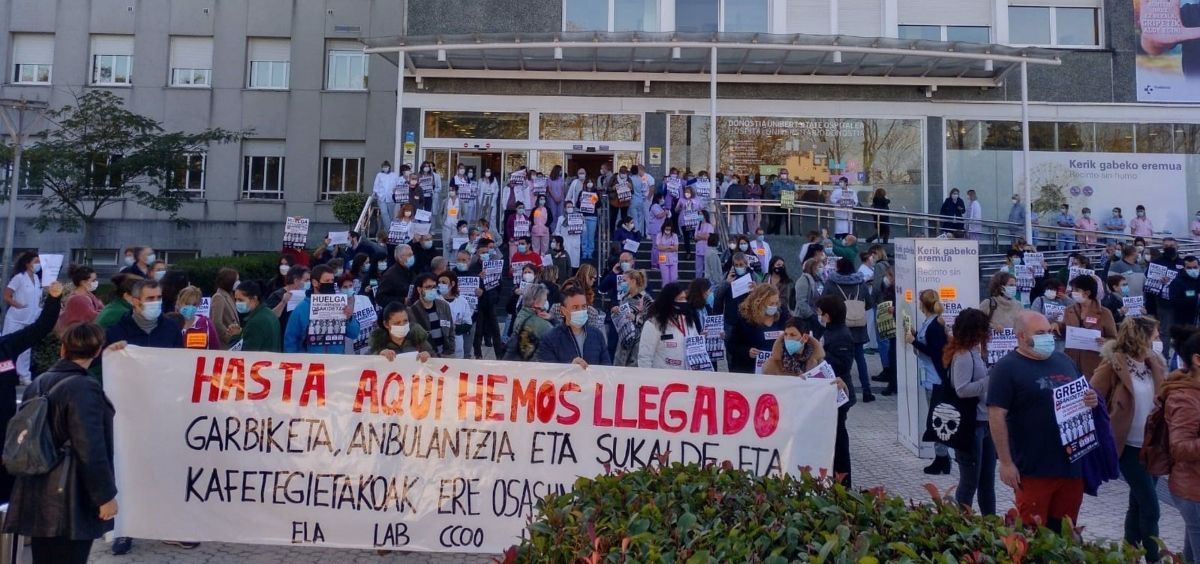 Concentración de trabajadores de Osakidetza en el Hospital Donostia. (Foto. ELA)