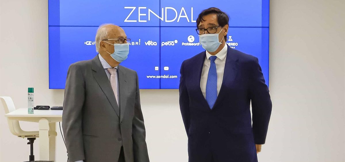 El ministro de Sanidad, Salvador Illa, junto al presidente del grupo Zendal, Pedro Fernández Puentes. (Foto. Marta Vázquez Rodríguez-Europa Press)