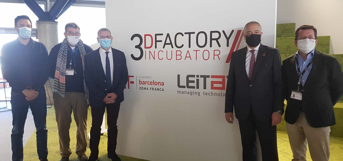 El secretario general para el Reto Demográfico, Paco Boya, en su visita a la 3D Factory Incubator en la Zona Franca de Barcelona (Foto. Miteco)
