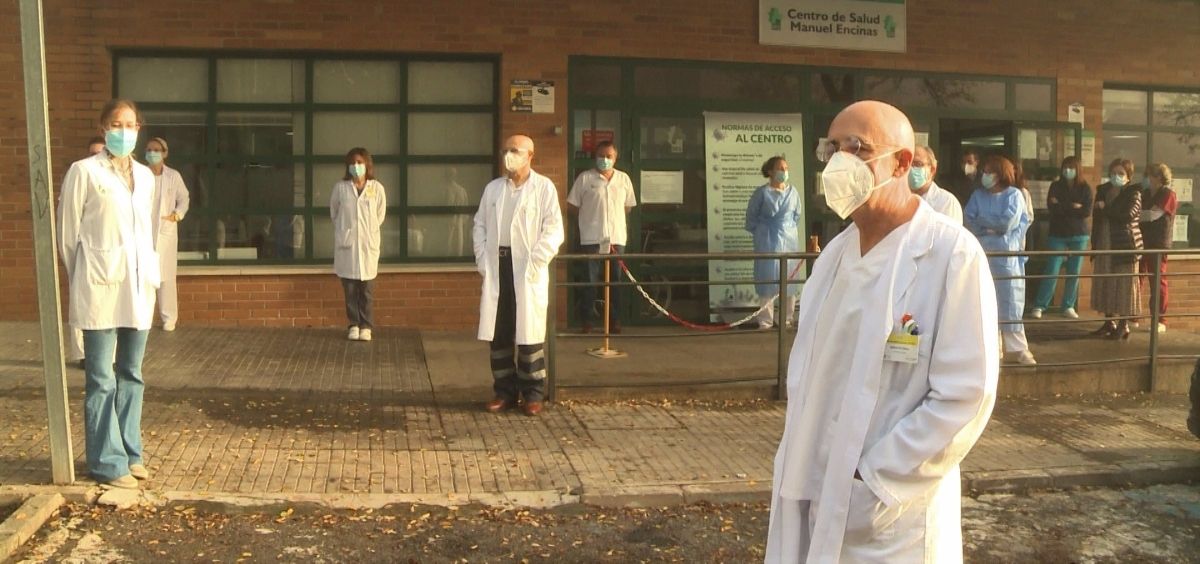 Protesta de médicos a las puertas del centro de salud Manuel Encinas de Cáceres. (Foto. Europa Press