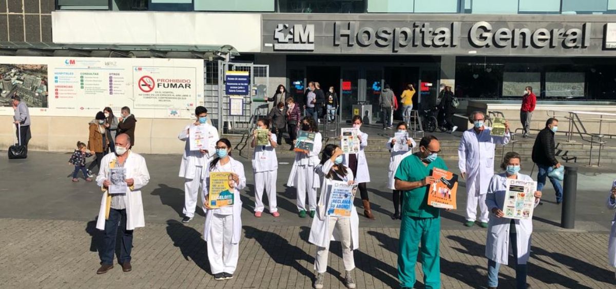 Protesta a las puertas del Hospital La Paz (Madrid). (Foto. CESM)