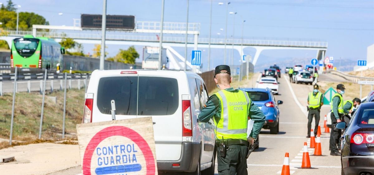 Agentes de la Guardia Civil vigilan durante un control (Foto. Ricardo Rubio EP)