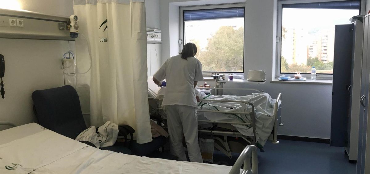 Una enfermera atiende a una paciente (Foto. Junta de Andalucía)