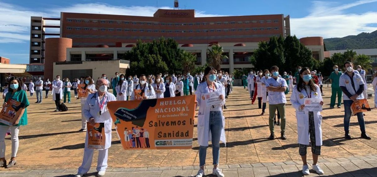 Médicos durante una protesta a las puertas del Hospital Virgen de la Arrixaca en Murcia. (Foto. CESM)