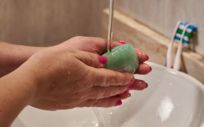 Mujer lavándose las manos con jabón (Foto. Freepik)