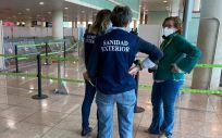 Personal de Sanidad Exterior trabajando en un aeropuerto (Foto: @DeleGobCataluna)