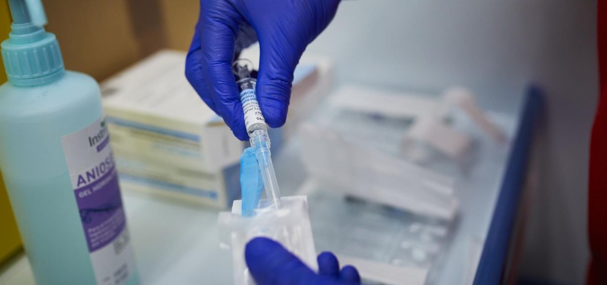 Un sanitario de Cruz Roja se prepara para administrar la vacuna contra la gripe en un punto de vacunación instalado en Aranjuez. (Foto. Jesús Hellín   Europa Press)