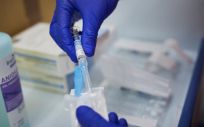 Un sanitario de Cruz Roja se prepara para administrar la vacuna contra la gripe en un punto de vacunación instalado en Aranjuez. (Foto. Jesús Hellín Europa Press)