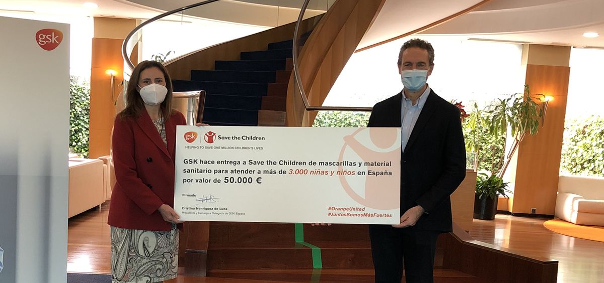 La presidenta de GSK España, Cristina Henríquez de Luna y el director ejecutivo de Save the Children, Andrés Conde, tras formalizar el acuerdo de donación.
