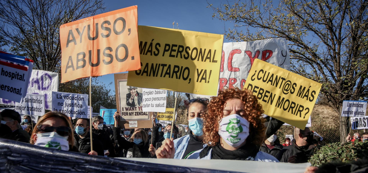 Varias personas se manifiestan frente al Hospital Isabel Zendal (Foto. Ricardo Rubio, EP)