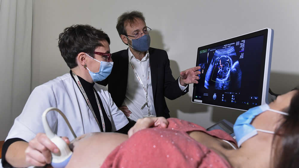 El doctor Eduard Gratacós, director de BCNatal y líder del proyecto de placenta artificial, con una paciente en el Hospital Sant Joan de Déu de Barcelona (Foto: David Campos - Fundación La Caixa)