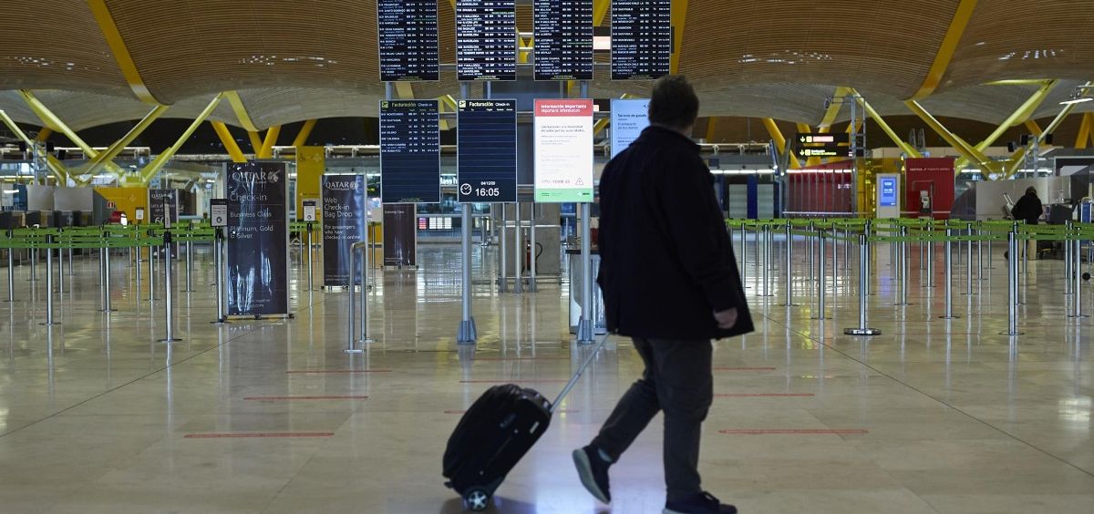 Un pasajero pasea por el aeropuerto de Madrid (Foto. Jesús Hellín   Europa Press)