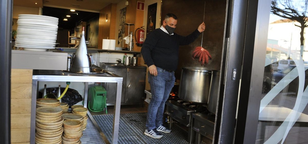 Un camarero dentro de su establecimiento abierto en O Carballiño. (Foto. Rosa Veiga   Europa Press)
