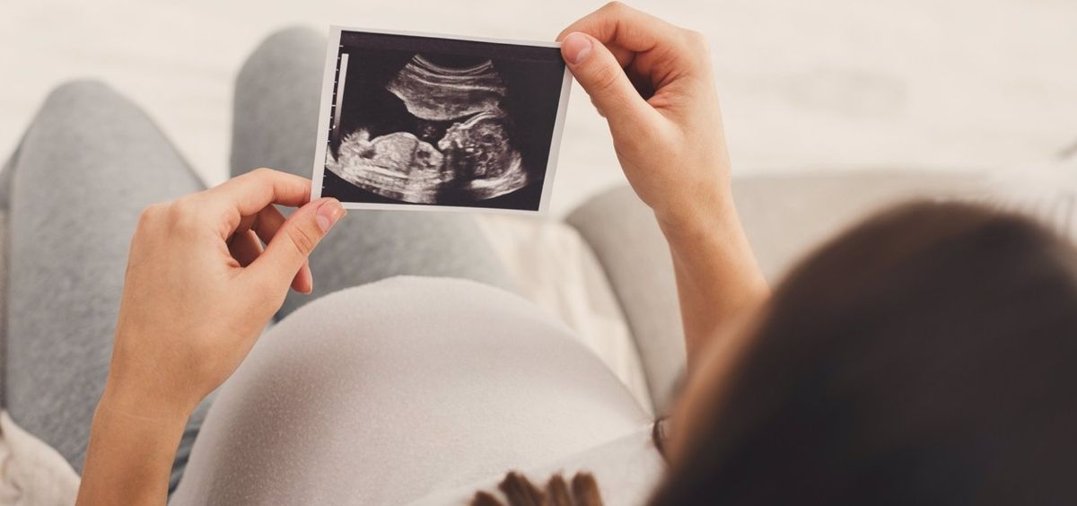Embarazada mirando una la ecografía de su bebé. (Foto. PROSTOCK STUDIO)