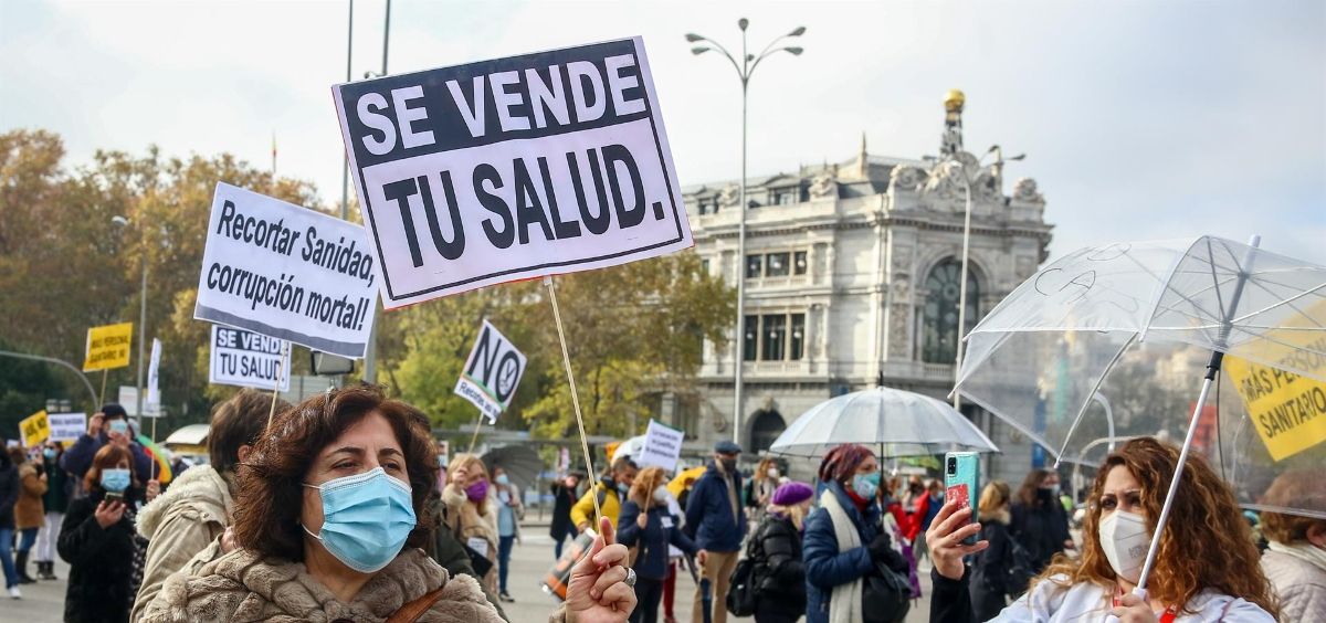 Una mujer sostiene una pancarta donde se lee "Se vende tu salud". (Foto. Ricardo Rubio - Europa Press)