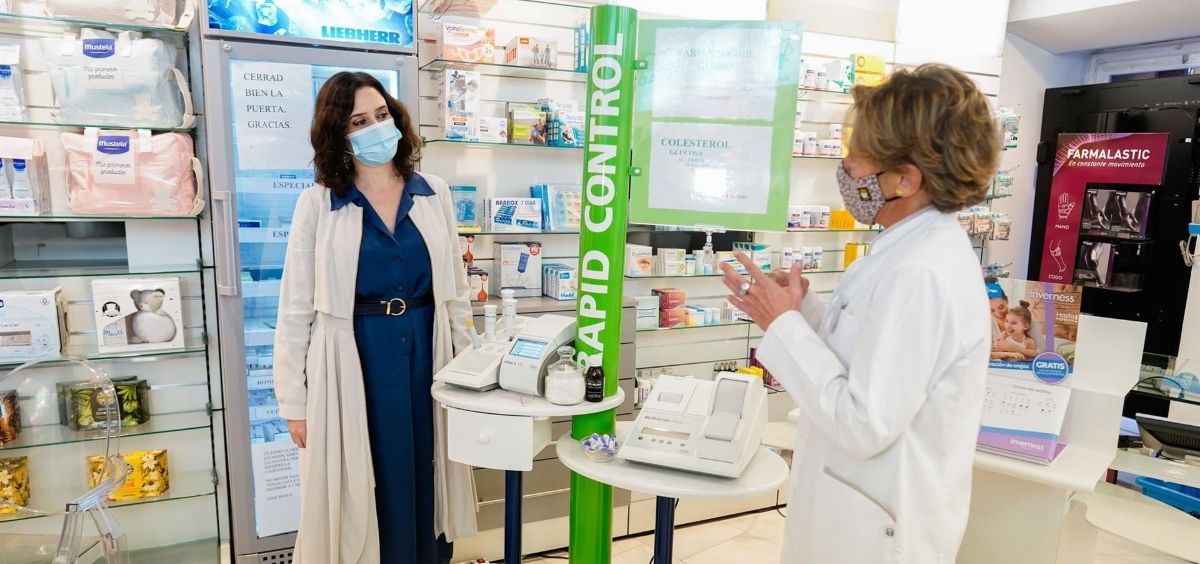 La presidenta de la Comunidad de Madrid, Isabel Díaz Ayuso, visita una farmacia. (Comunidad de Madrid)