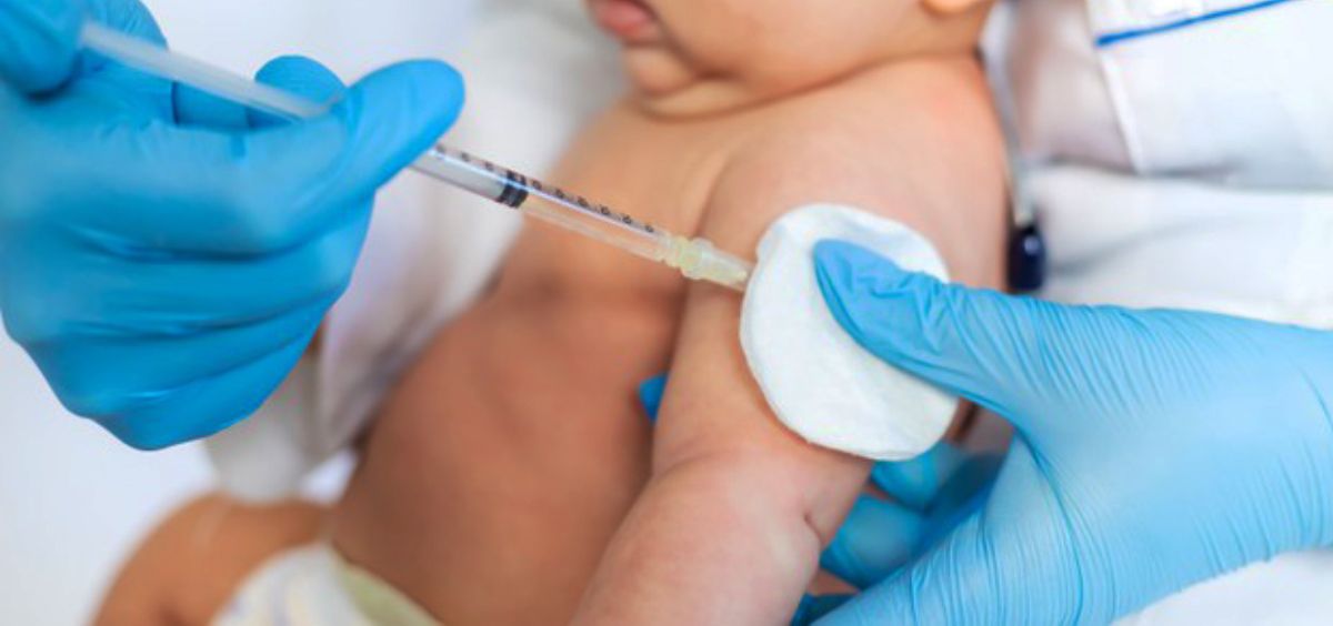Bebé recibiendo una vacuna (Foto. Freepik)