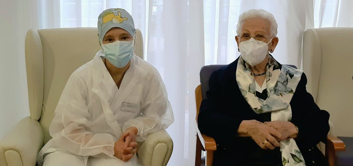 Araceli Rosario Hidalgo y Mónica Tapias, las primeras vacunadas de la Covid-19 en España (Foto. @sanidadgob)
