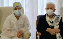 Araceli Rosario Hidalgo y Mónica Tapias, las primeras vacunadas de la Covid-19 en España (Foto. @sanidadgob)