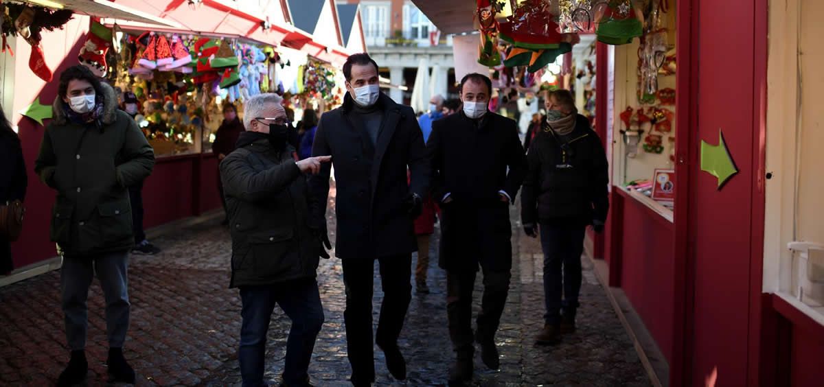 Ignacio Aguado visita el tradicional mercado de belenes, adornos y objetos navideños de la Plaza Mayor de la capital (Foto: Óscar Cañas - Europa Press)