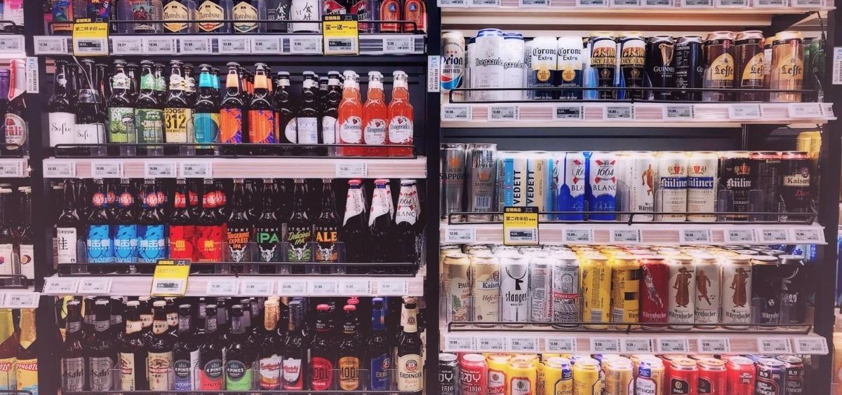 Bebidas con alcohol en una tienda. (Foto. JUNJIE XU   Archivo)