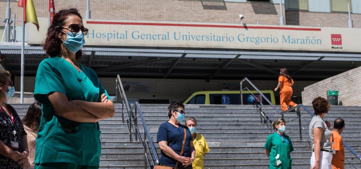 Trabajadores sanitarios protegidos con mascarilla concentrados delante del Hospital Gregorio Marañón. (Foto.  Joaquin Corchero - Europa Press)