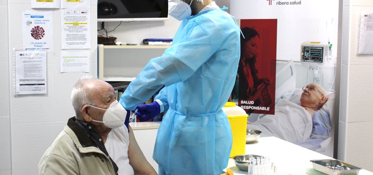 César recibiendo la vacuna (Foto. Hospital de Vinalopó)